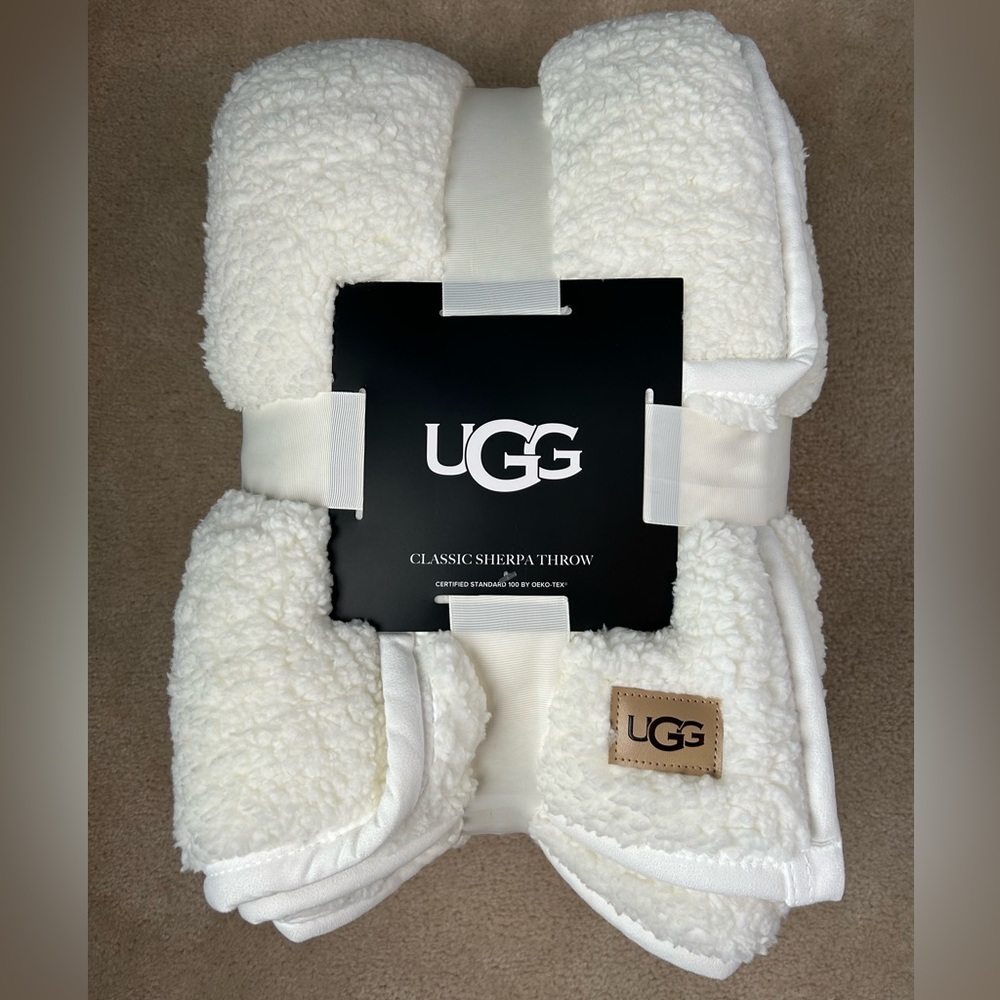 COPY - UGG Classic Sherpa Throw - color: Snow